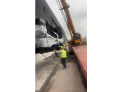 上柴動力800KW柴油發電機組到達成都客戶工廠卸貨中